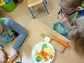 4. Uczniowie przygotowują owoce i warzywa na sok 