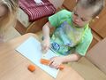 5. Uczeń kroi marchewkę 
