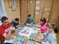 1. Uczniowie wycinający różne produkty które wykorzystają do przygotowania piramidy zdrowego żywienia 