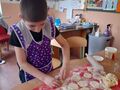 6 Chłopiec tworzy z ciasta oponki serowe