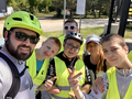 Zadowolona grupa rowerzystów w SOSW w Konarzewie