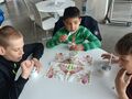 Uczniowie jedzący lody 