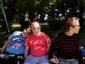 6 Dziewczynka i chłopcy huśtaja się na huśtawce