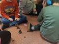 2 dzieci uczestniczą w grach z chustą animacyjną