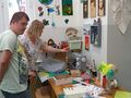 3. Uczniowie obserwują zajęcia artystyczne w Środowiskowym Domu Samopomocy w Krotoszynie