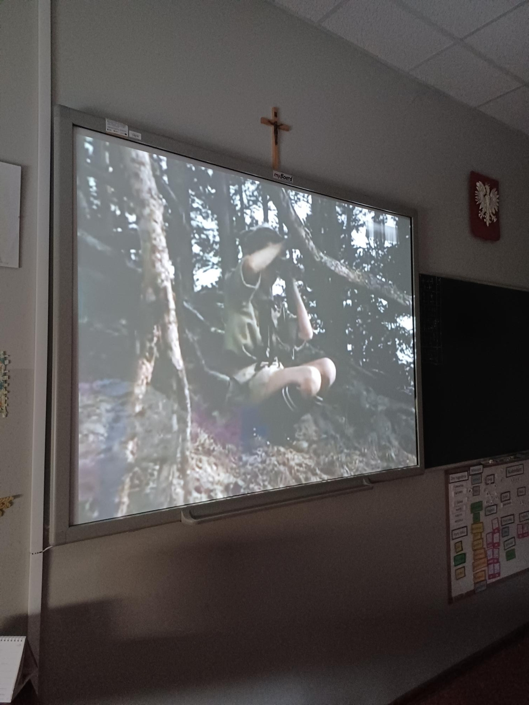 Na zdjęciu widać tablicę interaktywną na której wyświeltany jest filmjpg