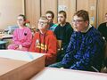 1. Uczniowie uczestniczą w zajęciach otwartych pt. Poznajemy zawody siedzą na krzesłach w klasie