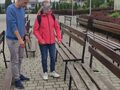 10. Harcerka ma zawiązane oczy i pokonuje tor przeszkód 