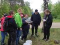 14. Harcerze czytają zadanie które muszą wykonać 