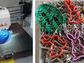 7. Na zdjęciu znajduje się drukarka 3d która drukuje foremkę z motywem wielkanocnym. Obok niej znajdują się wydrukowane już foremki 