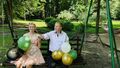 dziewczynka i chłopiec siedzą na huśtawce w parku i trzymają balony