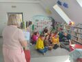 uczniowie poznaja prace bibliotekarza sluchajac o regulaminie panujacym w ksiaznicy