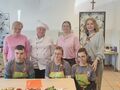 Zawodnicy konkursu kulianrengo pozują z opiekunem i jury do pamiętkowego zdjęcia 