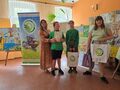 laureaci konkursu pozują do zdjęcia na tle wystawy prac konkursowych z boku baner powiatu krotoszyńskiego