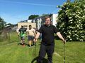 Trzech zadowolonych uczniów w trakcie marszu nordic walking 