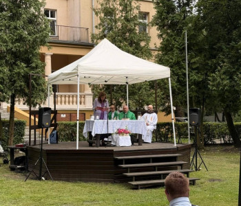 scena w parku ksiądz odprawia mszę świętą