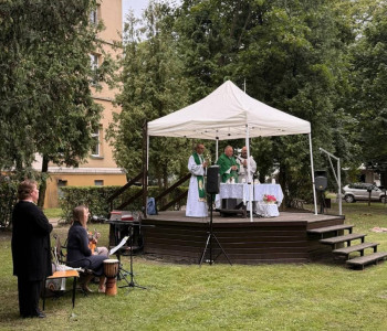 scena w parku ksiądz odprawia mszę świętą
