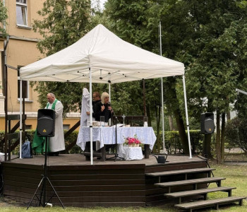 na scenie Pani Dyrektor przemawia do mikrofonu