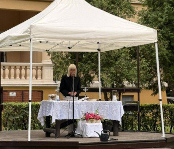 Pani Dyrektor przemawia do mikrofonu w parku