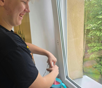 4. Uczeń przygotowuje koktajl malinowy_
