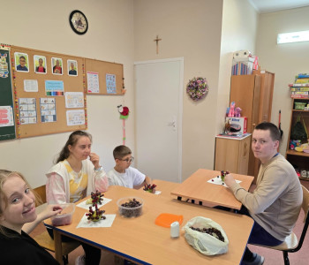 8. Uczniowie siedzą przy stolikach i prezentują gotowe jeże owocowe_