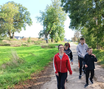 Korzystając z ładnej pogody, uczniowie szukają między innymi kasztanów