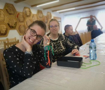 uczennice prezentują zrobiony ze sznurka breloczek