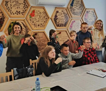 wszyscy uczniowie prezentują zrobione breloki ze sznurka 