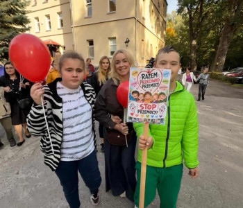 uczniowie spacerują razem z wychowawcą przeciwko przemocy