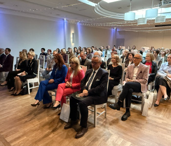 uczestnicy siedzą na sali konferencyjnej