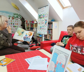 Pani Emilia czyta dzieciom książki, o tym jak reagować, gdy mamy w sobie złość